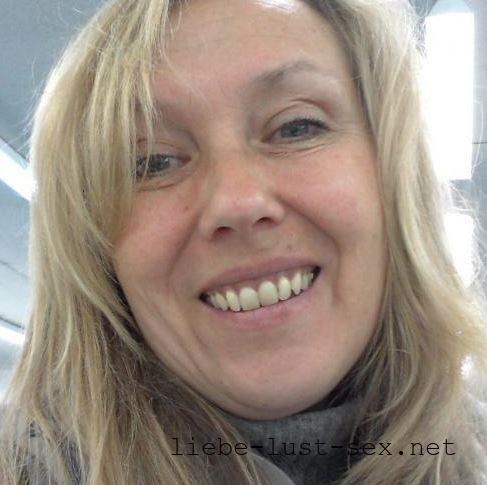 Reife Frau Andrea-omeda sucht harten Doggysex in Regensburg